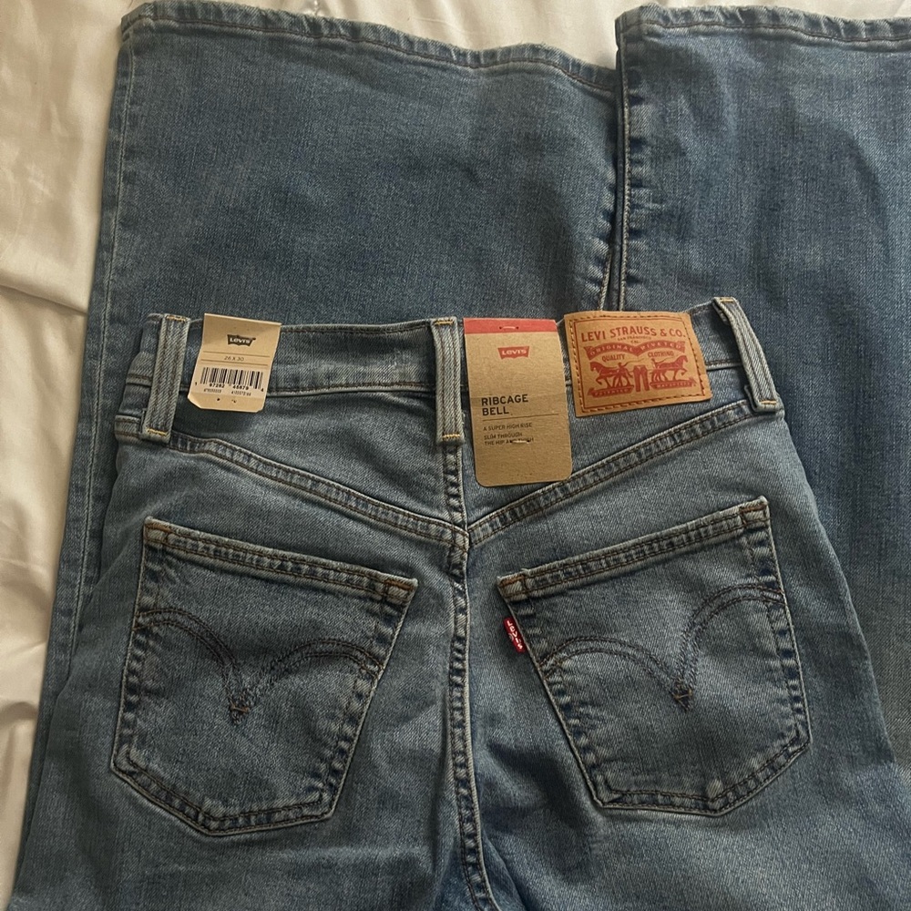 NEW WITH TAGS LEVI WOMENS ribcage flare pant 
Size 26x30in seam